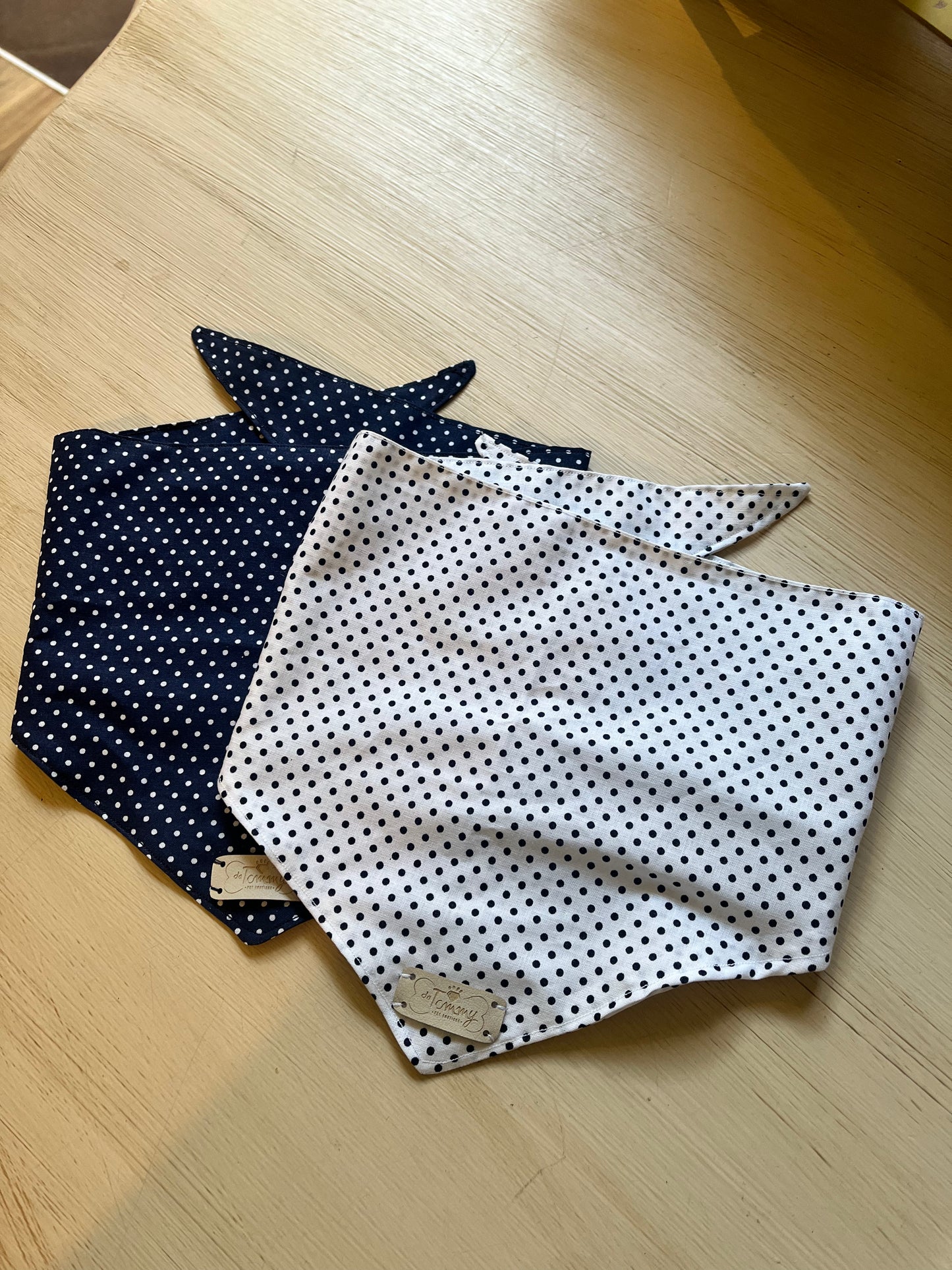 Bandana estiva in cotone a pois per cani – fondo blu e fondo bianco


