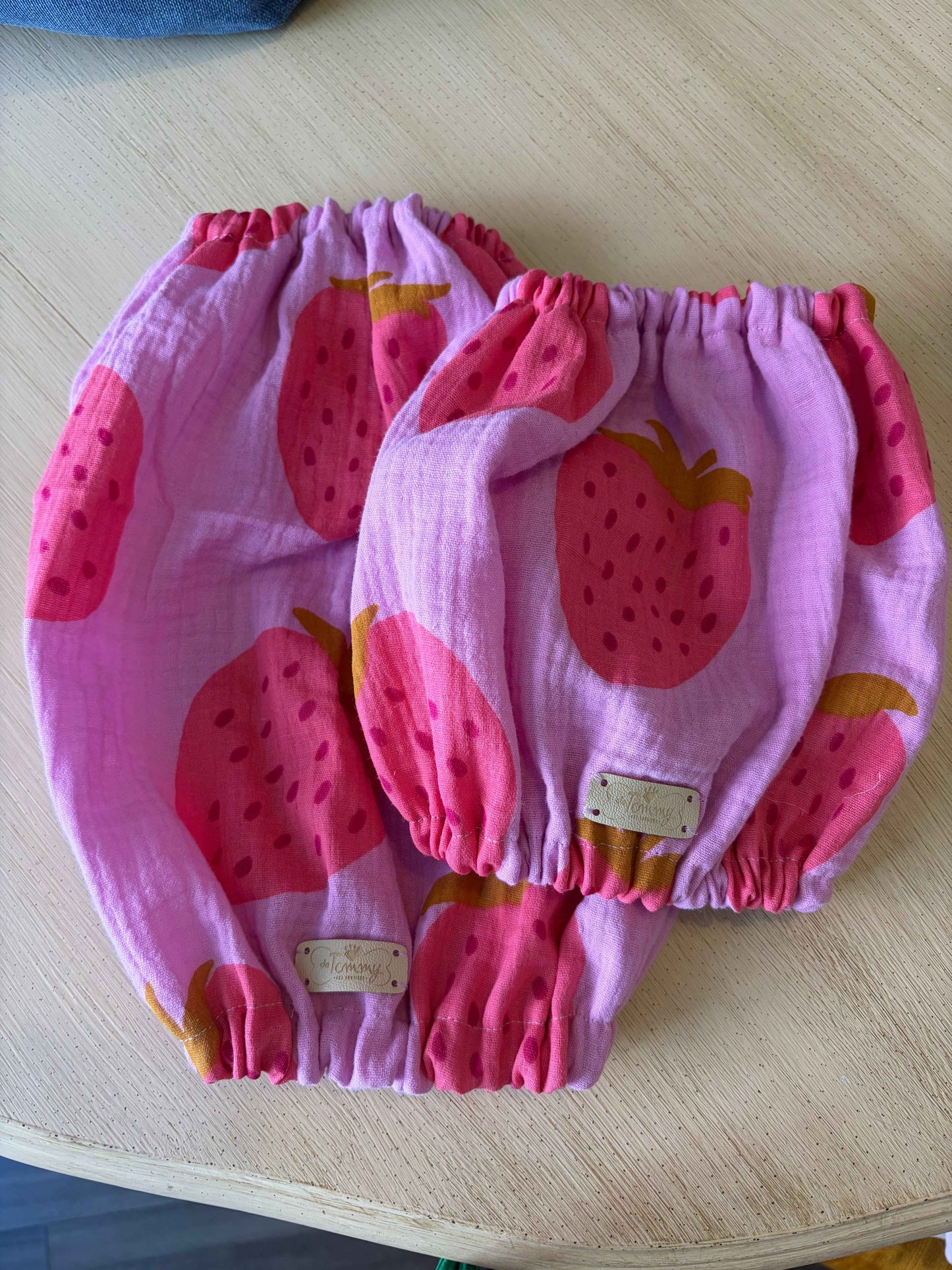 Paraorecchie Estivi in Mussolina 'Fragole'  - Da Tommy Pet Boutique